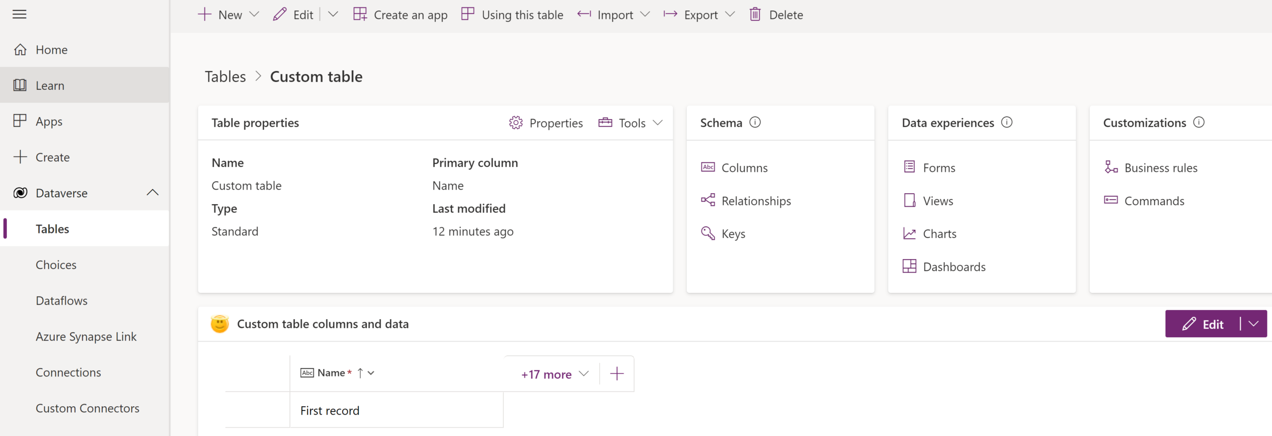 Power Apps Tabellenbereich mit Eigenschaften, Spalten, Beziehungen, Formularen und Datenzeilen.